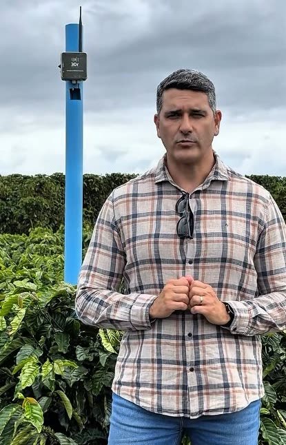 Henrique de Sá Paye em lavoura de café, ao lado da estação 3Dr